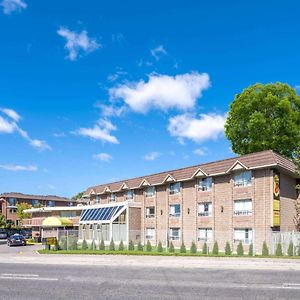 Super 8 By Wyndham Toronto East On
